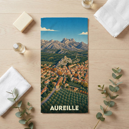 Serviette de bain souvenir de la ville d'Aureille avec une illustration stylisée d'un paysage provençal.