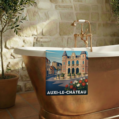 Serviette de bain souvenir de la ville d'Auxi-le-Château avec une illustration stylisée.