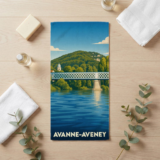 Serviette de bain souvenir de la ville d'Avanne-Aveney avec une illustration stylisée d'un pont au-dessus de l'eau.