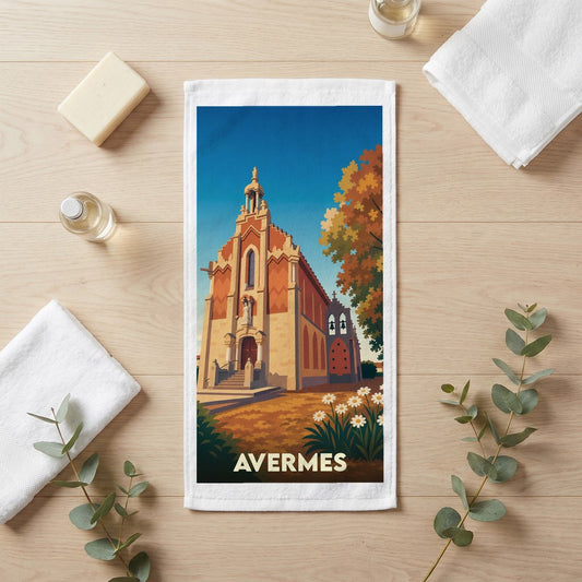 Serviette de bain souvenir de la ville d'Avermes avec une illustration stylisée d'une église.