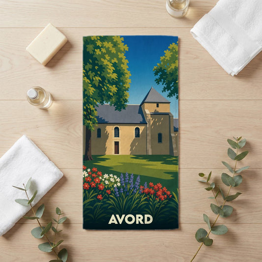 Serviette de bain souvenir de la ville d'Avord avec une illustration stylisée d'une église et d'un jardin.