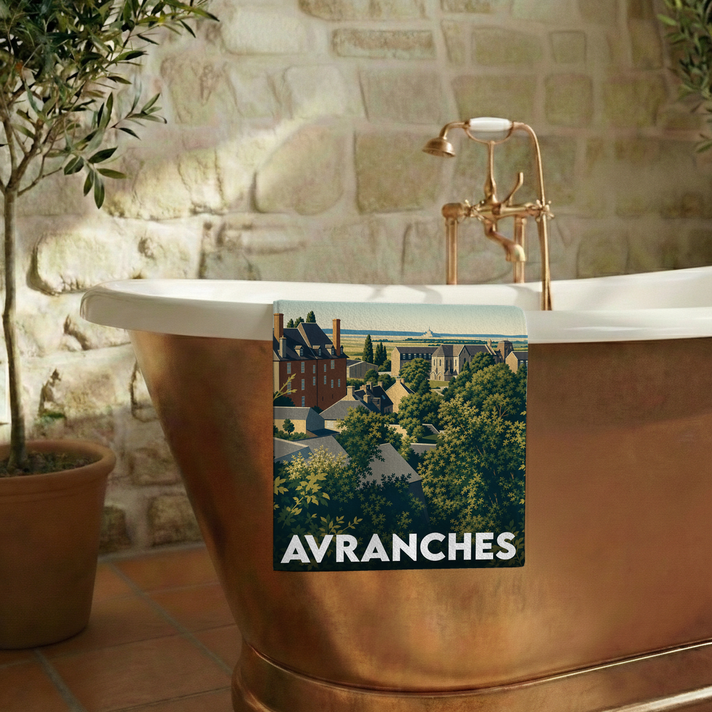 Serviette de bain souvenir de la ville d’Avranches avec une illustration stylisée d'un paysage urbain.