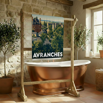 Serviette de bain souvenir de la ville d'Avranches avec une illustration stylisée.