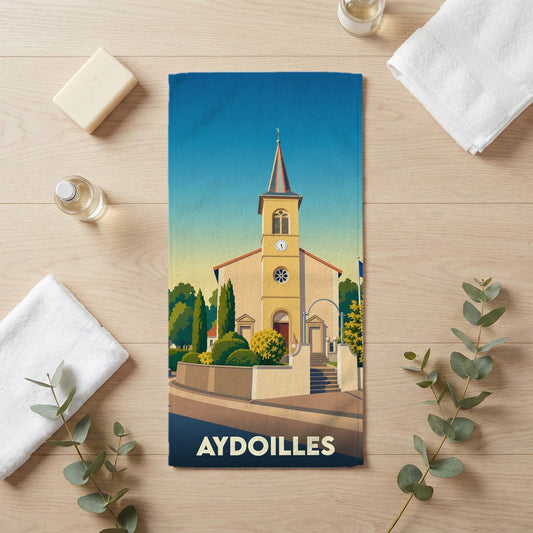 Serviette de bain souvenir de la ville d'Aydoilles avec une illustration stylisée de son église.