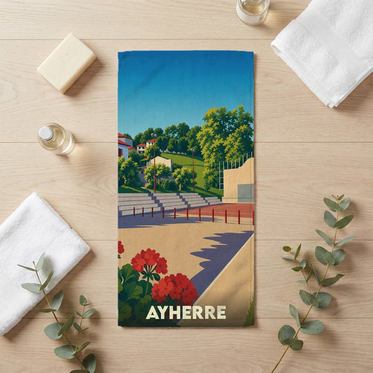 Serviette de bain souvenir de la ville d'Ayherre avec une illustration stylisée d'un fronton basque.