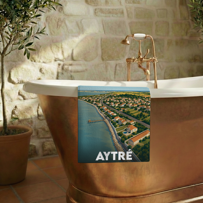 Serviette de bain souvenir de la ville d’Aytré avec une illustration stylisée du littoral.