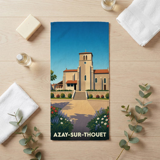 Serviette de bain souvenir de la ville de Azay-sur-Thouet avec une illustration stylisée de son église.