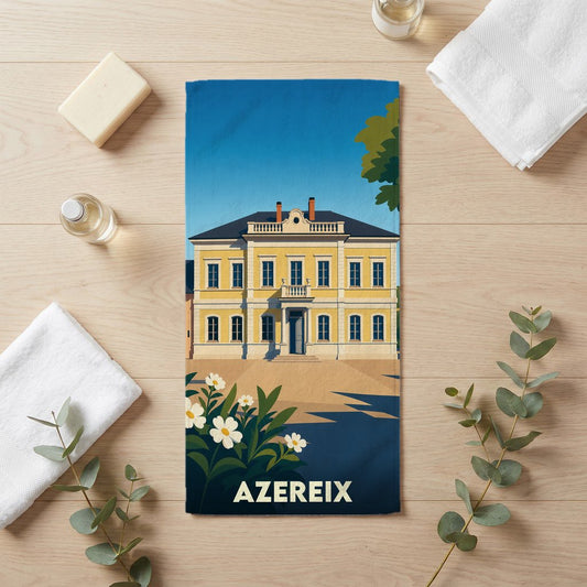 Serviette de bain souvenir de la ville d'Azereix avec une illustration stylisée d'un bâtiment historique.