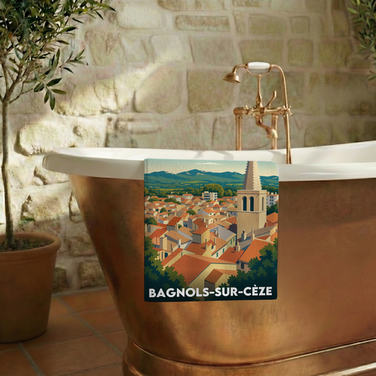 Serviette de bain souvenir de la ville de Bagnols-sur-Cèze avec une illustration stylisée.