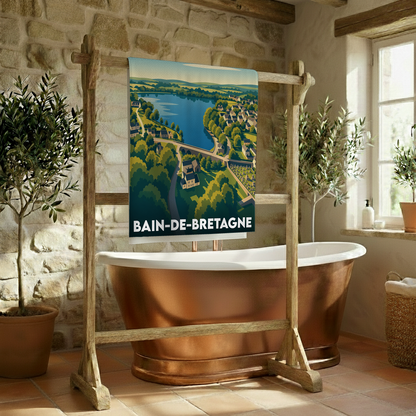 Serviette de bain souvenir de la ville de Bain-de-Bretagne avec une illustration stylisée de son paysage.