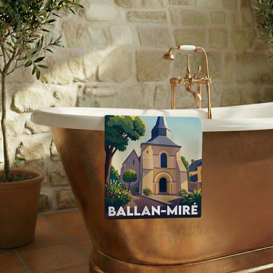 Serviette de bain souvenir de la ville de Ballan-Miré avec une illustration stylisée de son église.