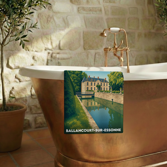 Serviette de bain souvenir de Ballancourt-sur-Essonne avec une illustration stylisée de son château.