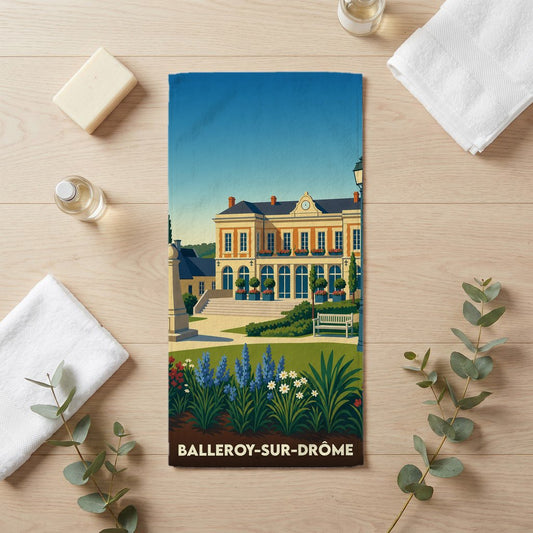 Serviette de bain souvenir de la ville de Balleroy-sur-Drôme avec une illustration stylisée de château et jardins.