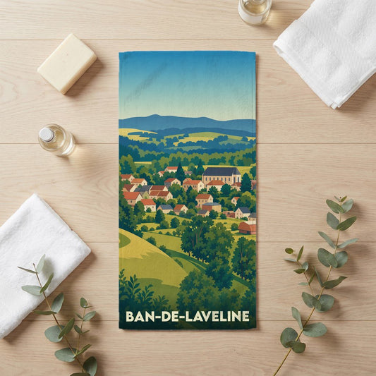 Serviette de bain souvenir de la ville de Ban-de-Laveline avec une illustration stylisée d'un paysage de campagne.