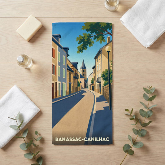 Serviette de bain souvenir de la ville de Banassac-Canilhac avec une illustration stylisée de ses rues.