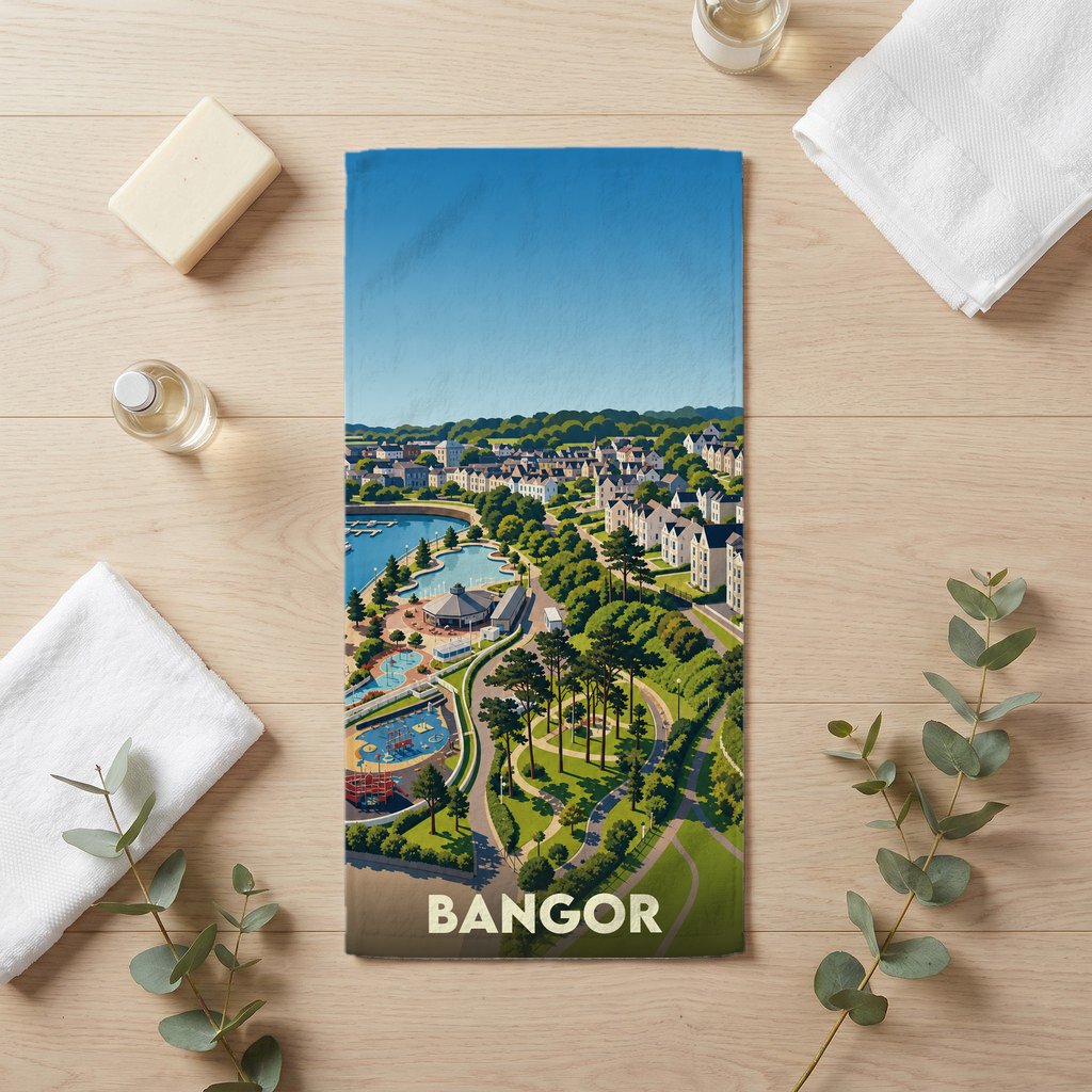 Serviette de bain souvenir de la ville de Bangor avec une illustration stylisée d'un parc en bord de mer.
