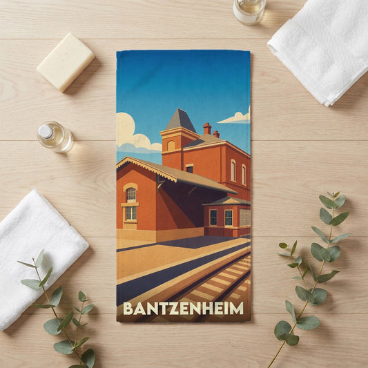Serviette de bain souvenir de la ville de Bantzenheim avec une illustration stylisée de sa gare.