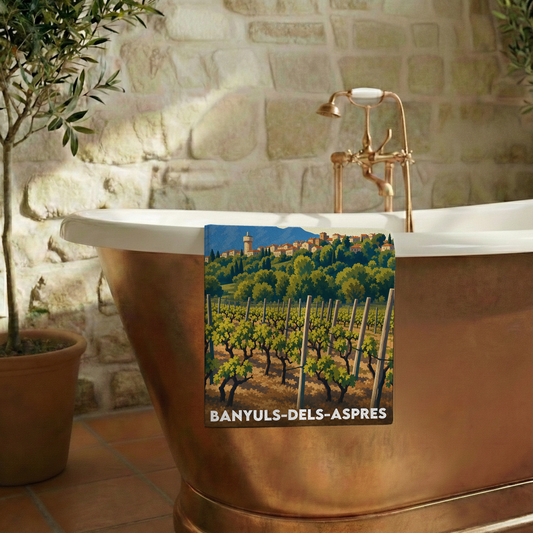 Serviette de bain souvenir de la ville de Banyuls-dels-Aspres avec une illustration stylisée.