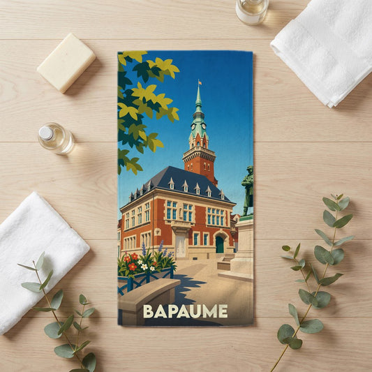 Serviette de bain souvenir de la ville de Bapaume avec une illustration stylisée de son hôtel de ville.