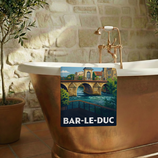 Serviette de bain souvenir de la ville de Bar-le-Duc avec une illustration stylisée.