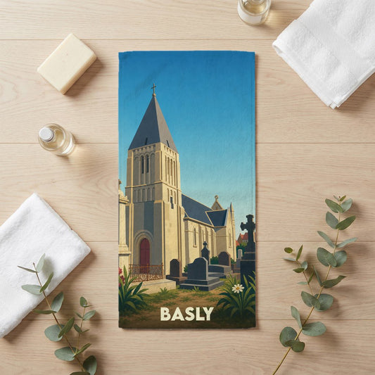 Serviette de bain souvenir de la ville de Basly avec une illustration stylisée de son église et de son cimetière.
