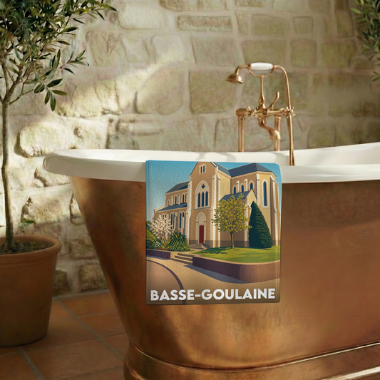 Serviette de bain souvenir de la ville de Basse-Goulaine avec une illustration stylisée de son église.