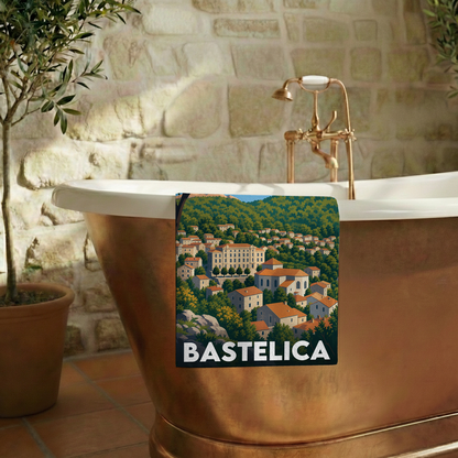 Serviette de bain souvenir de la ville de Bastelica avec une illustration stylisée.