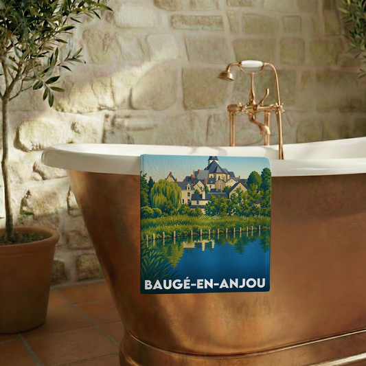 Serviette de bain souvenir de la ville de Baugé-en-Anjou avec une illustration paysagère stylisée.