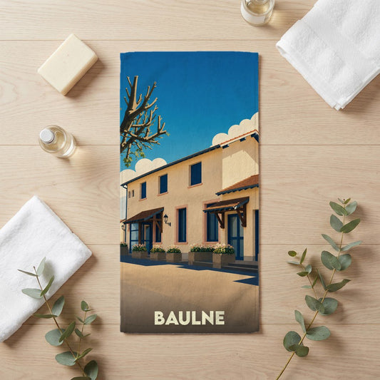 Serviette de bain souvenir de la ville de Baulne avec une illustration stylisée d'une maison provençale.