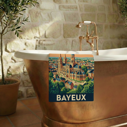 Serviette de bain souvenir de la ville de Bayeux avec une illustration stylisée.