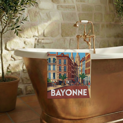 Serviette de bain souvenir de la ville de Bayonne avec une illustration stylisée.