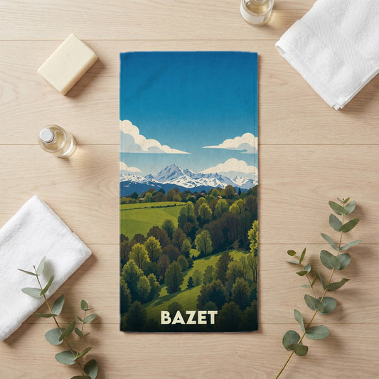 Serviette de bain souvenir de la ville de Bazet avec une illustration stylisée de paysages vallonnés et de montagnes.