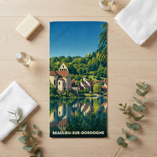 Serviette de bain souvenir de la ville de Beaulieu-sur-Dordogne avec une illustration stylisée.