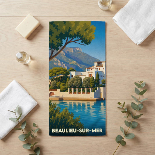 Serviette de bain souvenir de Beaulieu-sur-Mer avec une illustration stylisée de la côte.