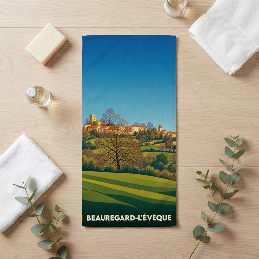 Serviette de bain souvenir de la ville de Beauregard-l'Évêque avec une illustration paysagère stylisée.