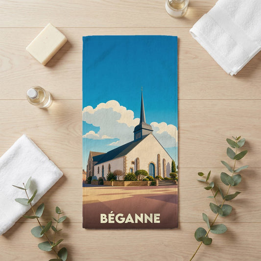 Serviette de bain souvenir de la ville de Béganne avec une illustration stylisée de son église.
