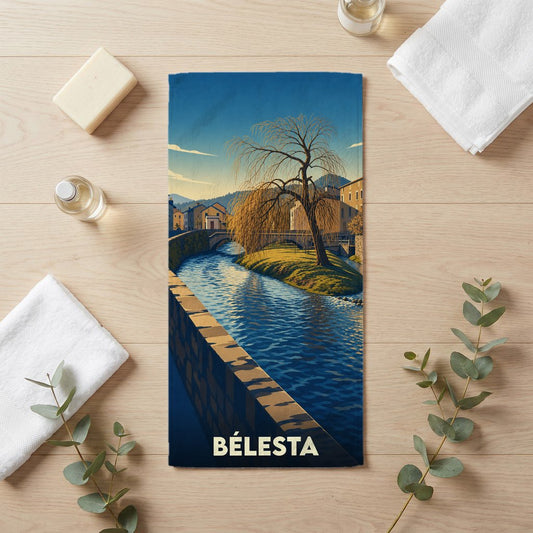 Serviette de bain souvenir de la ville de Bélesta avec une illustration stylisée d'un paysage de rivière.