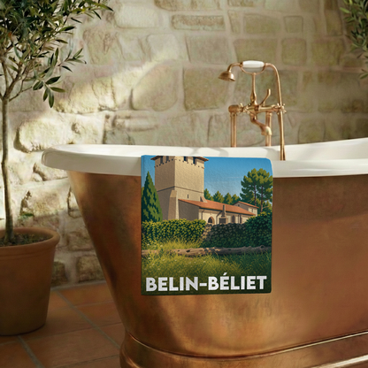 Serviette de bain souvenir de la ville de Belin-Béliet avec une illustration stylisée.