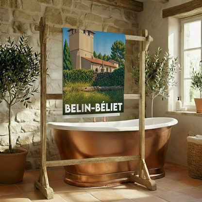 Serviette de bain souvenir de la ville de Belin-Béliet avec une illustration stylisée.