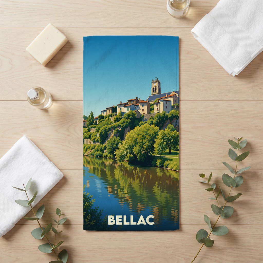 Serviette de bain souvenir de la ville de Bellac avec une illustration stylisée des bords de la Vienne.