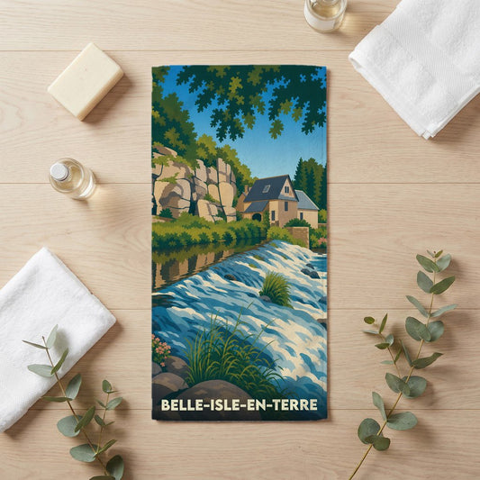 Serviette de bain souvenir de Belle-Isle-en-Terre illustrant un paysage de rivière et de moulin.