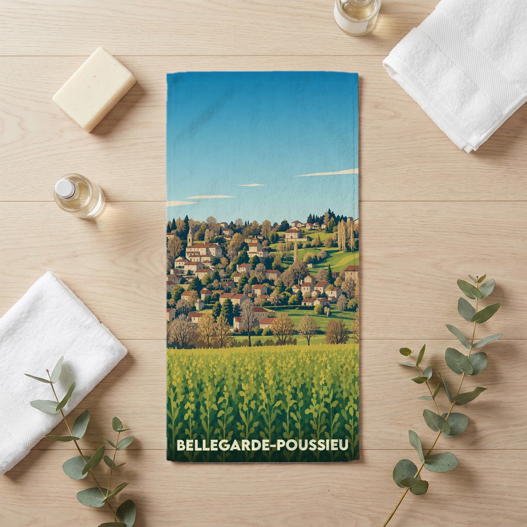 Serviette de bain souvenir de Bellegarde-Poussieu illustrée d'un paysage de village et de champs.