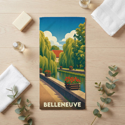 Serviette de bain souvenir de la ville de Belleneuve avec une illustration stylisée d'un canal fleuri.