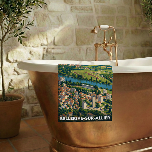 Serviette de bain souvenir de la ville de Bellerive-sur-Allier avec une illustration stylisée.