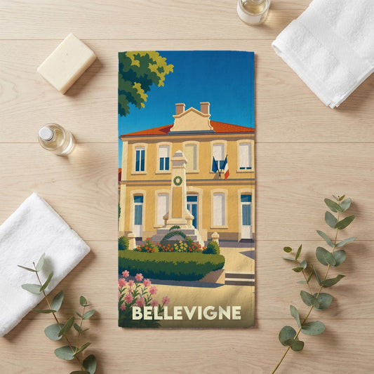 Serviette de bain souvenir de la ville de Bellevigne avec une illustration stylisée.