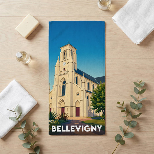 Serviette de bain souvenir de la ville de Bellevigny avec une illustration stylisée de son église.