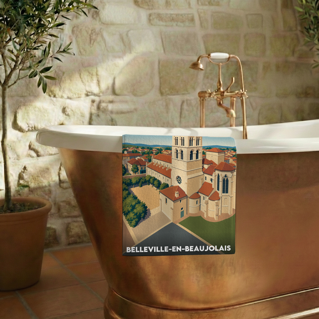 Serviette de bain souvenir de Belleville-en-Beaujolais avec une illustration stylisée de la ville.