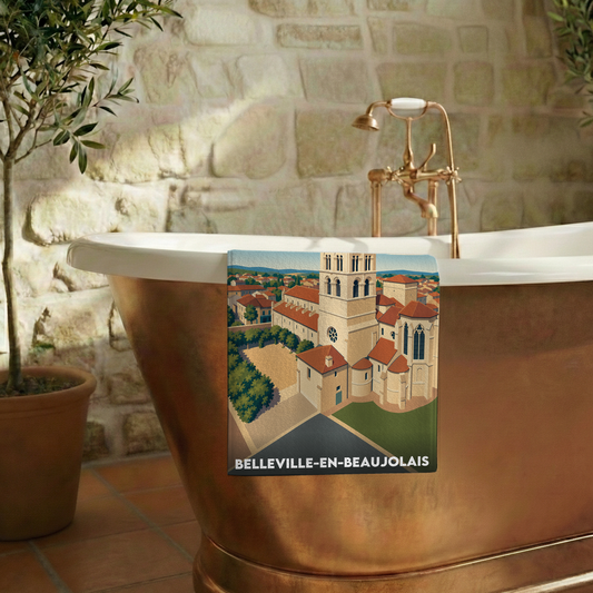 Serviette de bain souvenir de Belleville-en-Beaujolais avec une illustration stylisée de la ville.