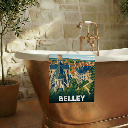 Serviette de bain souvenir de la ville de Belley avec une illustration stylisée d'un paysage urbain historique.