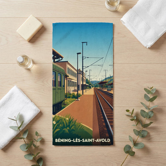 Serviette de bain souvenir de la ville de Béning-lès-Saint-Avold avec une illustration stylisée d'une gare ferroviaire.